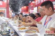 三夫户外“嗦粉”经济火热 中国多地“食力”出圈
